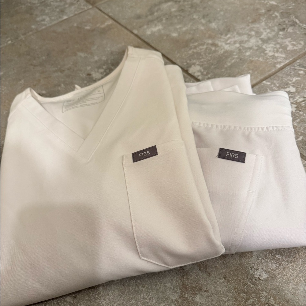 Figs Classic White Scrub Ensemble